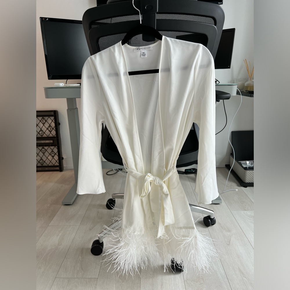 Rya ivory swan cover up size M/L